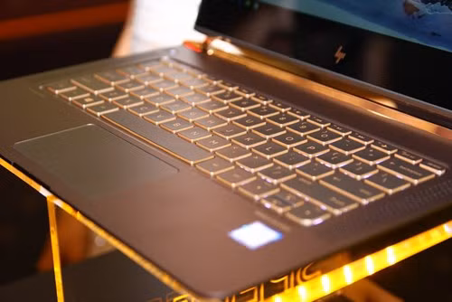 HP Spectre cũng trang bị đèn nền LED cho bàn phím.
