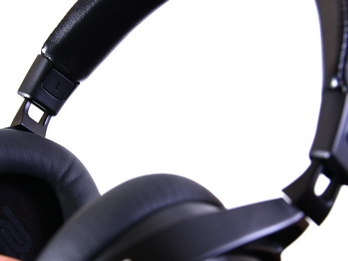 Ký hiệu phân biệt tai trái - phải không chỉ in trên khung treo tai nghe mà còn được nhà sản xuất cẩn thận in cả trên dây cáp tín hiệu.