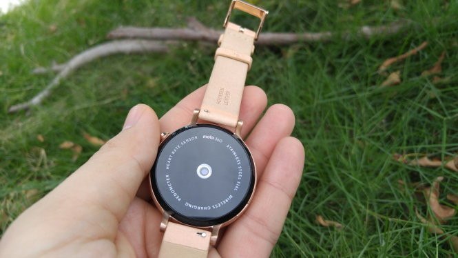 Moto 360 (2015) tích hợp cảm biến đo nhịp tim - Ảnh: Phong Vân