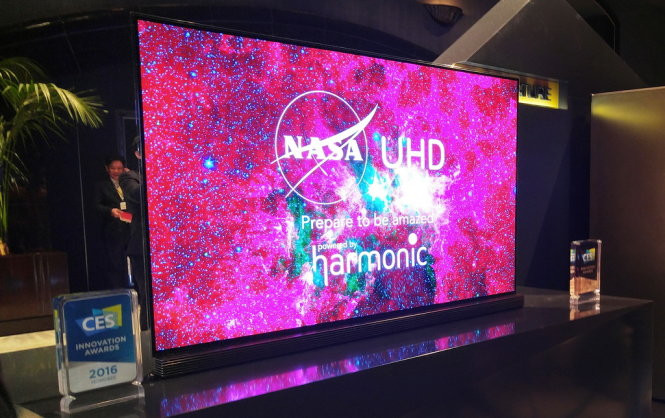 Dòng tivi cao cấp siêu mỏng LG Signature 4K OLED với công nghệ HDR, sản phẩm tạo được sự chú ý tại CES 2016 có mặt trong buổi trình diễn InnoFest 2016 tại Seoul, Hàn Quốc - Ảnh: Thanh Trực