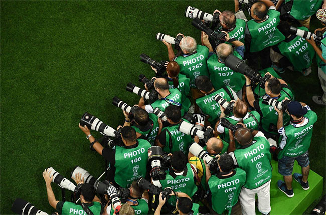 Các nhiếp ảnh gia đang tác nghiệp trong trận đấu.