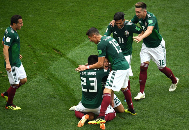 Hirving Lozano của Mexico ăn mừng với các đồng đội sau khi ghi bàn vào lưới Đức. Mexico cuối cùng đã đánh bại Đức,nhà đương kim vô địch với tỷ số 1-0.