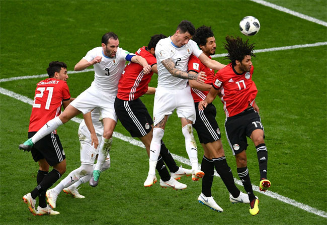 Hậu vệ người Uruguay Jose Gimenez (người thứ ba từ phải sang) ghi bàn thắng duy nhất trong chiến thắng trước Ai Cập vào phút thứ 89.