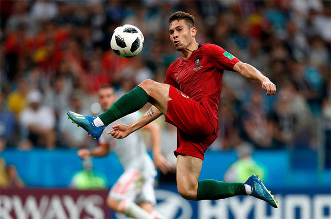 Hậu vệ người Bồ Đào Nha, Raphael Guerreiro, kiểm soát bóng trong trận gặp Tây Ban Nha.