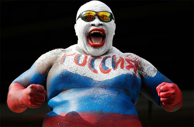 Một fan hâm mộ sơn cơ thể màu của Nga trước trận đấu mở màn.