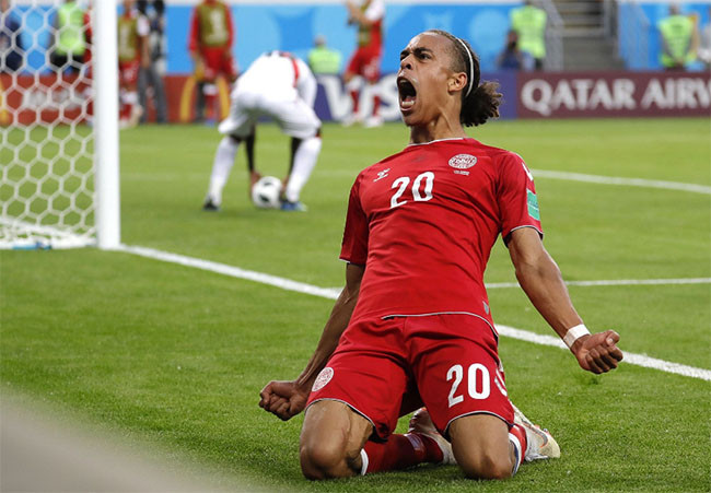 Yussuf Poulsen của Đan Mạch vui sướng sau khi anh ghi bàn. Đan Mạch đánh bại Peru 1-0.