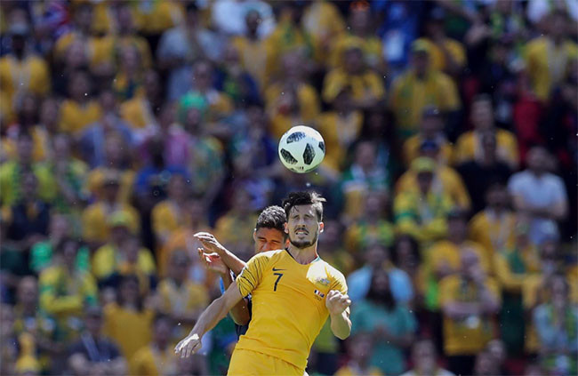 Mathew Leckie của Úc thách thức Raphael Varane của Pháp.