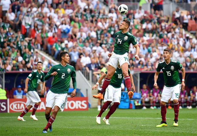 Javier Hernandez của Mexico nhảy lên để lấy bóng.