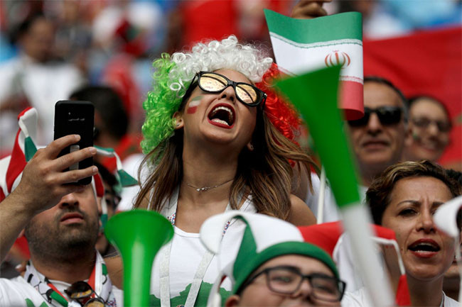 Người hâm mộ tận hưởng bầu không khí trước trận đấu giữa Iran và Ma-rốc.