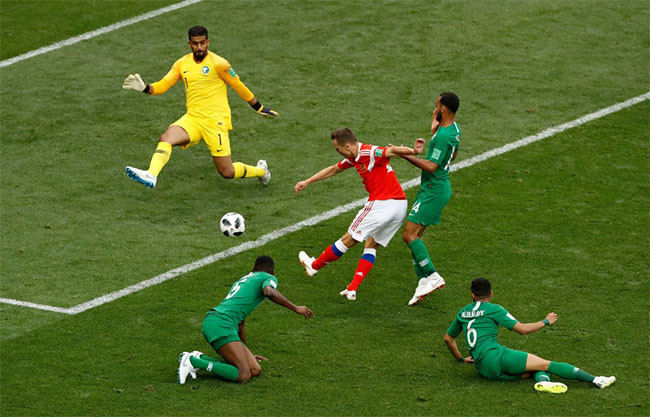 Denis Cheryshev vượt qua hậu vệ Saudi để ghi bàn thắng thứ hai cho Nga ngay trước giờ nghỉ giải lao. Cheryshev là người thay thế trong hiệp một khi Alan Dzagoev bị chấn thương.