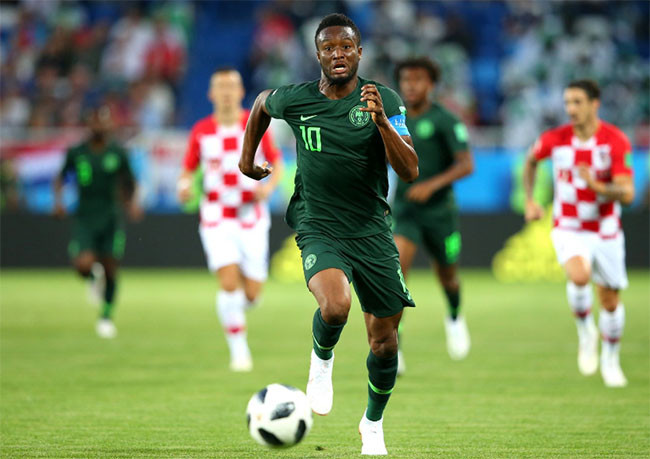 John Obi Mikel của Nigeria chạy theo bóng.