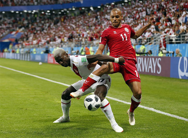 Martin Braithwaite của Đan Mạch và Luis Advincula của Peru tranh bóng.