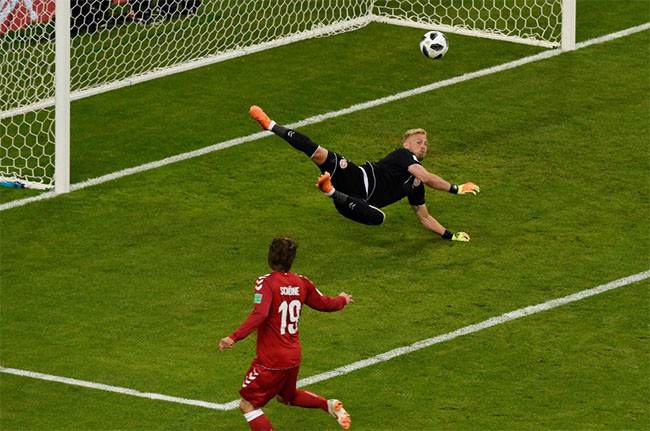 Thủ môn người Đan Mạch, Kasper Schmeichel cản bóng trong trận đấu.
