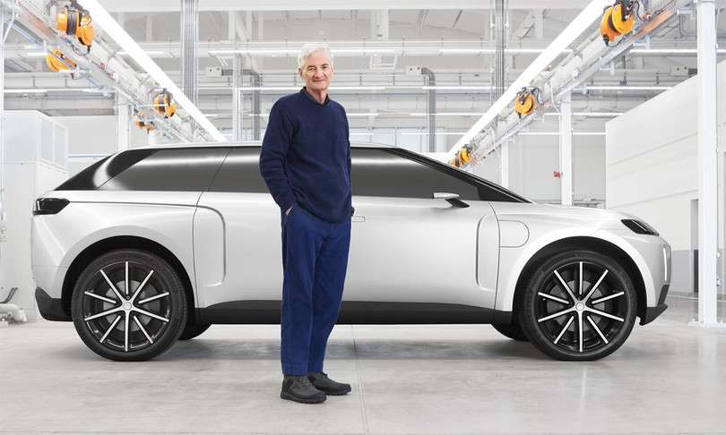 Tỷ phú James Dyson và chiếc xe điện do chính ông cùng đội thiết kế của mình chế tạo có giá phi thực tế. Ảnh: Autocar