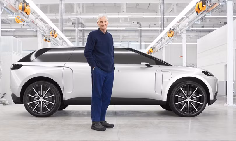 Tỷ phú James Dyson và chiếc xe điện do chính ông cùng đội thiết kế của mình chế tạo có giá phi thực tế. Ảnh: Autocar