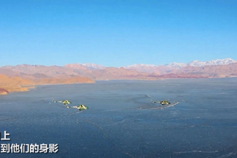 Trực thăng của quân đội Trung Quốc bay trên hồ Pangong đang đóng băng - nơi từng xảy ra tranh chấp kịch liệt năm ngoái (Ảnh: CCTV).