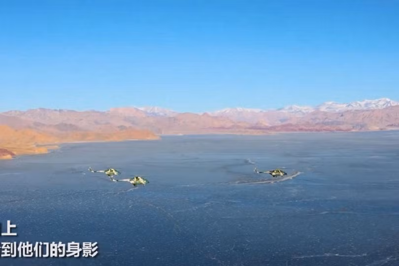 Trực thăng của quân đội Trung Quốc bay trên hồ Pangong đang đóng băng - nơi từng xảy ra tranh chấp kịch liệt năm ngoái (Ảnh: CCTV).