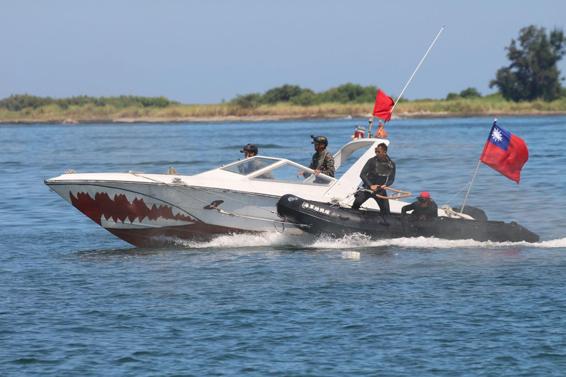 Lính thủy đánh bộ Đài Loan huấn luyện sử dụng xuồng đột kích (Ảnh: Dwnews) Lính thủy đánh bộ Đài Loan huấn luyện sử dụng xuồng đột kích (Ảnh: Dwnews)