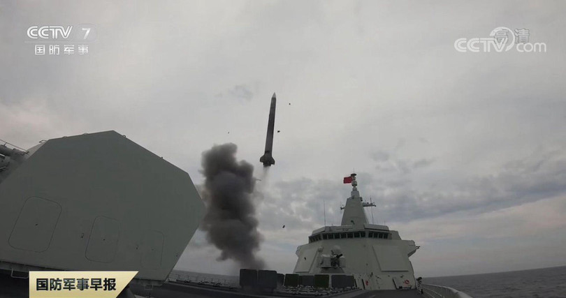 Tên lửa tấn công mục tiêu trên đất liền được phóng từ tàu Nam Xương (Ảnh: CCTV).