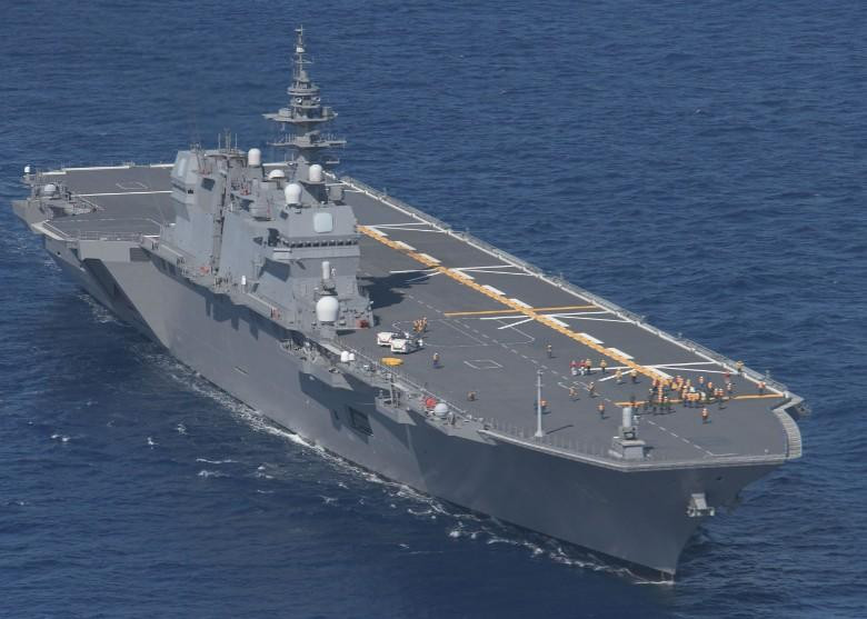 Nhật Bản đã hoán cải tàu đổ bộ trực thăng Izumo thành tàu sân bay đầu tiên có thể dùng cho máy bay F-35 cất, hạ cánh (Ảnh: Dwnews).
