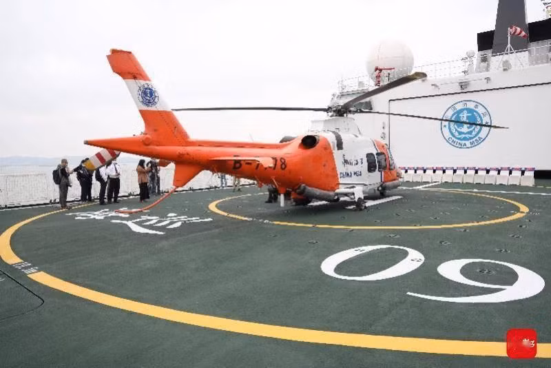 Tàu mang theo các máy bay trực thăng (Ảnh: 163.com).