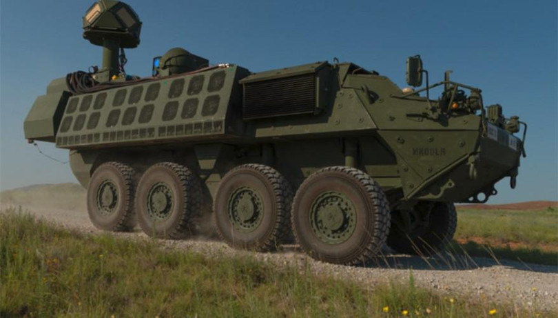 Hệ thống vũ khí laser M-SHORAD 50 kilowatt được Lục quân Mỹ lắp đặt trên xe bọc thép Stryker (Ảnh: QQ).