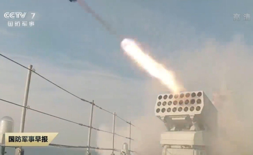 Dàn phóng rốc- ket 24 nòng trên tàu (Ảnh: CCTV).