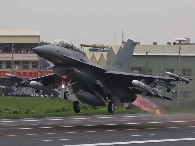 Lực lượng phòng vệ Đài Loan tích cực mua thêm vũ khí trang bị để gia tăng khả năng phòng vệ . Trong ảnh: máy bay chiến đấu F-16V (Ảnh: CNA). Lực lượng phòng vệ Đài Loan tích cực mua thêm vũ khí trang bị để gia tăng khả năng phòng vệ . Trong ảnh: máy bay chiến đấu F-16V (Ảnh: CNA).