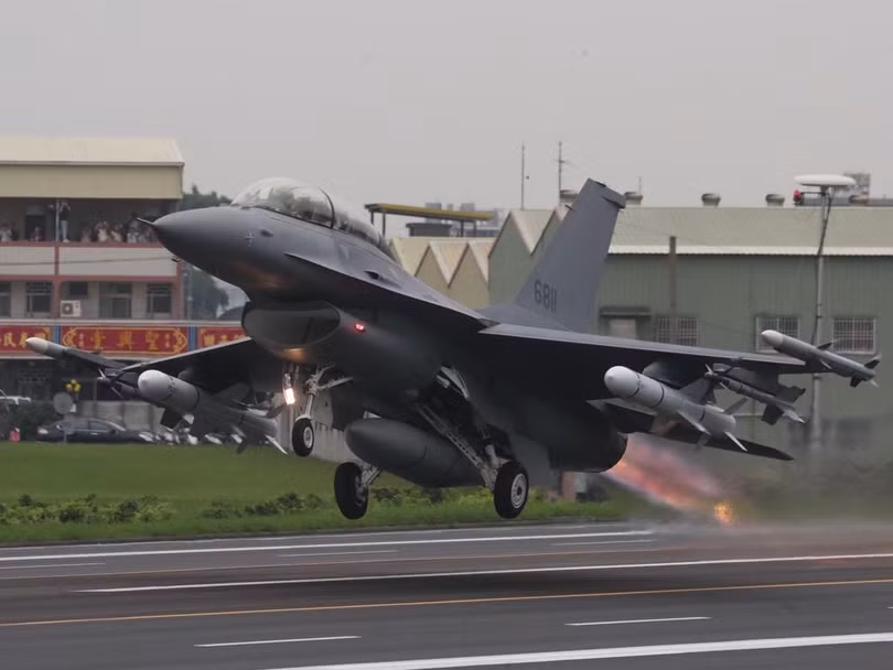 Lực lượng phòng vệ Đài Loan tích cực mua thêm vũ khí trang bị để gia tăng khả năng phòng vệ . Trong ảnh: máy bay chiến đấu F-16V (Ảnh: CNA). Lực lượng phòng vệ Đài Loan tích cực mua thêm vũ khí trang bị để gia tăng khả năng phòng vệ . Trong ảnh: máy bay chiến đấu F-16V (Ảnh: CNA).