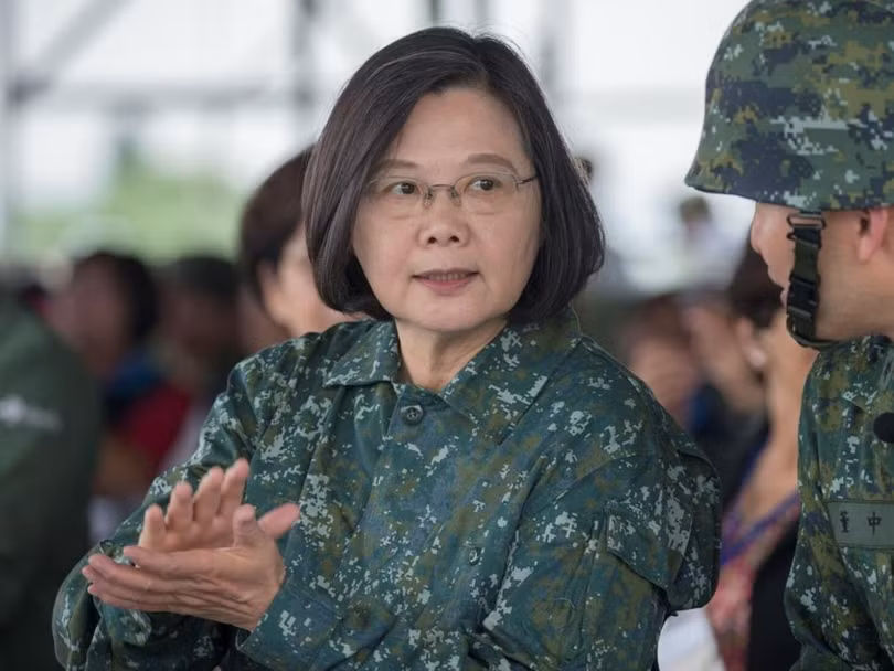 Bà Thái Anh Văn thị sát lực lượng phòng vệ diễn tập (Ảnh: CNA). Bà Thái Anh Văn thị sát lực lượng phòng vệ diễn tập (Ảnh: CNA).