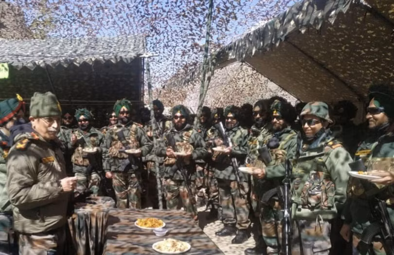 Tham mưu trưởng Lục quân Ấn Độ tướng Manoj Mukund Naravane (trái) thị sát quân đội ở tuyến một biên giới với Trung Quốc (Ảnh: Dwnews).