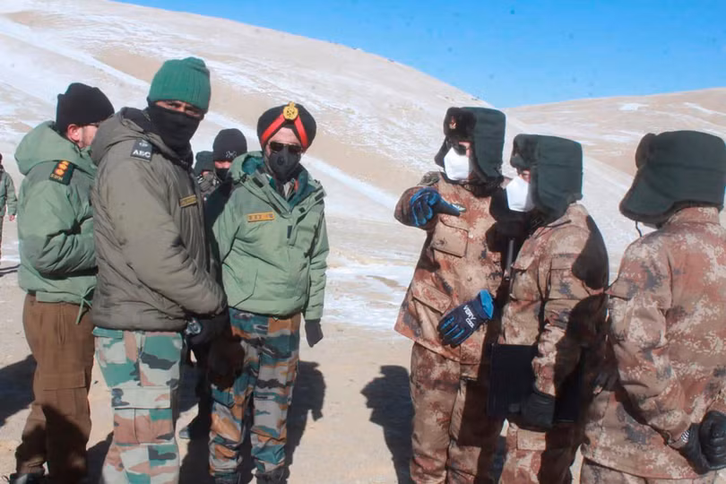  Lính Ấn Độ (trái) và Trung Quốc ở biên giới Ladakh tranh cãi về khu vực tranh chấp (Ảnh: Dwnews).