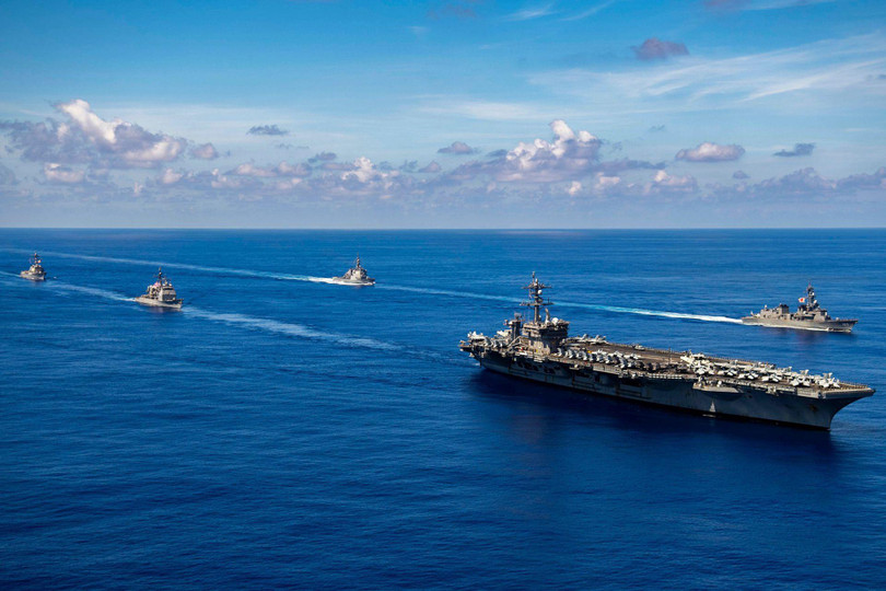 Tàu khu trục Nhật (phải) tham gia đội hình nhóm tác chiến tàu USS Carl Vinson tập trận ở Biển Đông và biển Philippines (Ảnh: Dwnews).