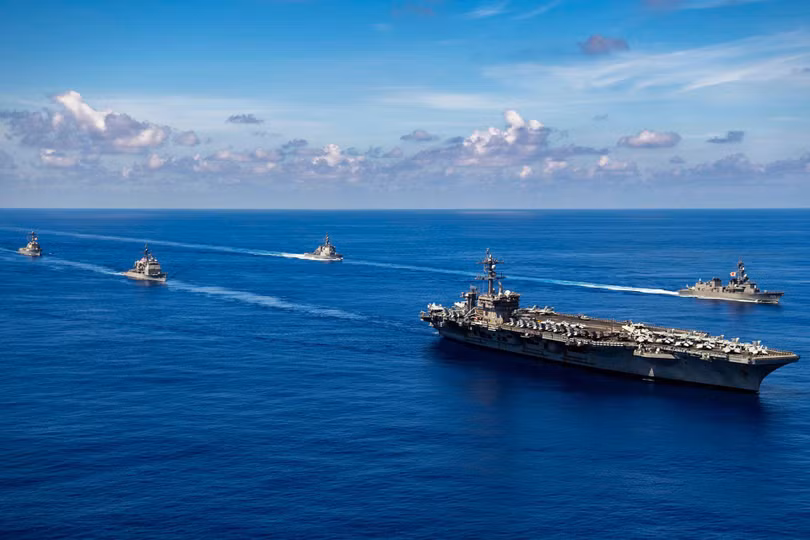 Tàu khu trục Nhật (phải) tham gia đội hình nhóm tác chiến tàu USS Carl Vinson tập trận ở Biển Đông và biển Philippines (Ảnh: Dwnews).