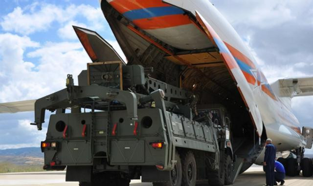 Việc Thổ Nhĩ Kỳ mua tên lửa phòng không S-400 của Nga đã khiến quan hệ của họ với Mỹ và các đồng minh NATO xấu đi (Ảnh: AP).