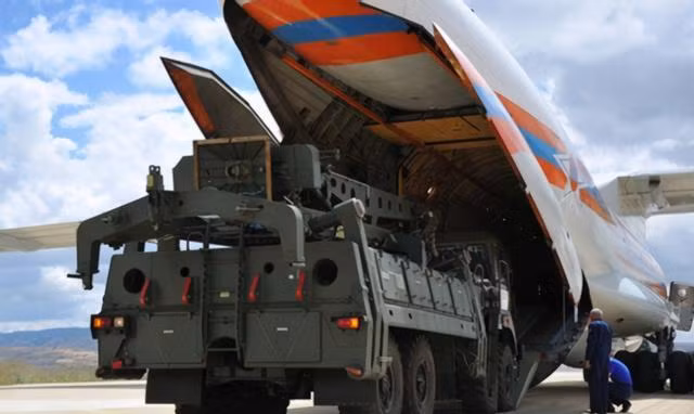 Việc Thổ Nhĩ Kỳ mua tên lửa phòng không S-400 của Nga đã khiến quan hệ của họ với Mỹ và các đồng minh NATO xấu đi (Ảnh: AP).