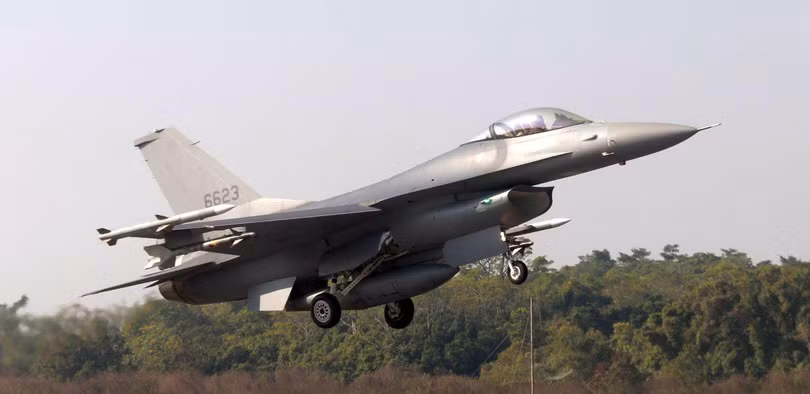 Mays bay F-16 của Đài Loan xuất kích (Ảnh: Dwnews).