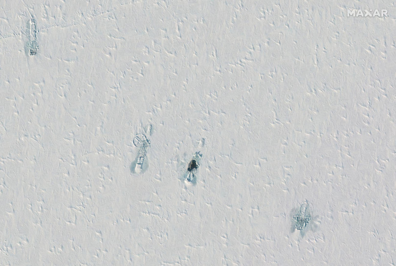 Ảnh vệ tinh chụp các tàu ngầm hạt nhân Nga phá băng trồi lên ở Bắc Cực (Ảnh: Reuters). Ảnh vệ tinh chụp các tàu ngầm hạt nhân Nga phá băng trồi lên ở Bắc Cực (Ảnh: Reuters).