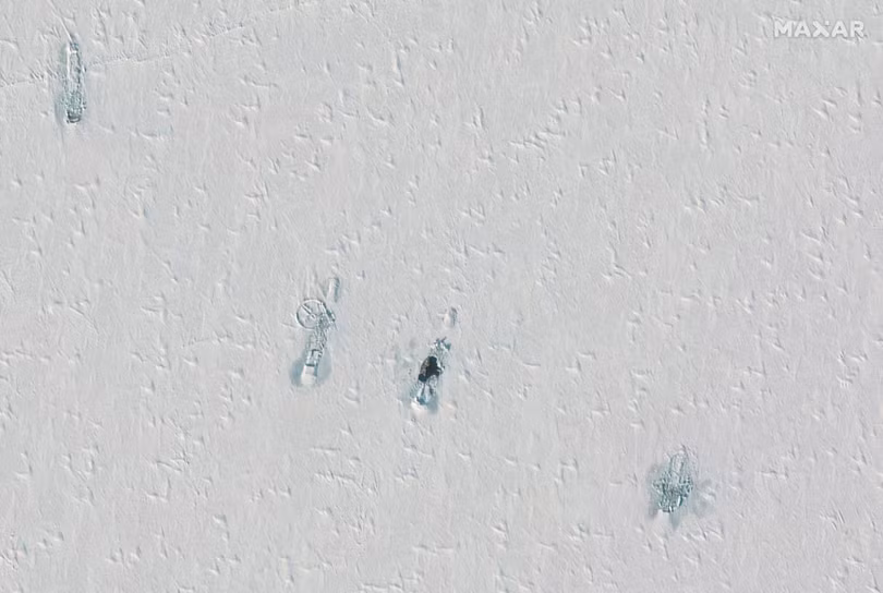 Ảnh vệ tinh chụp các tàu ngầm hạt nhân Nga phá băng trồi lên ở Bắc Cực (Ảnh: Reuters).