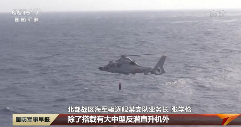 Trực thăng chống ngầm Zh-20 thả thiết bị dò âm thanh (Ảnh: CCTV).