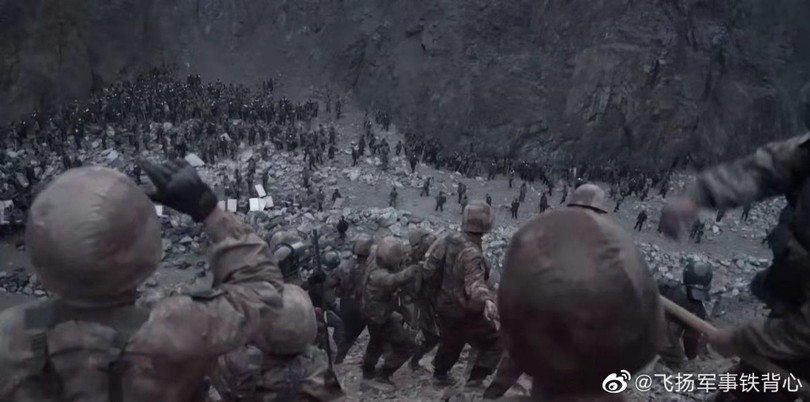 Lính Trung Quốc dùng đá tấn công lính Ấn Độ - hình ảnh mới được công bố trên mạng xã hội (Ảnh: Dwnews).