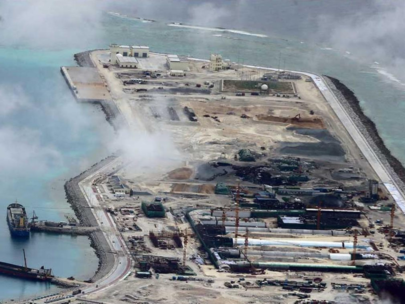 Các cá nhân và thực thể Trung Quốc tham gia hoạt động lấp biển tạo đảo ở Biển Đông sẽ bị Mỹ trừng phạt (Ảnh: VOA).