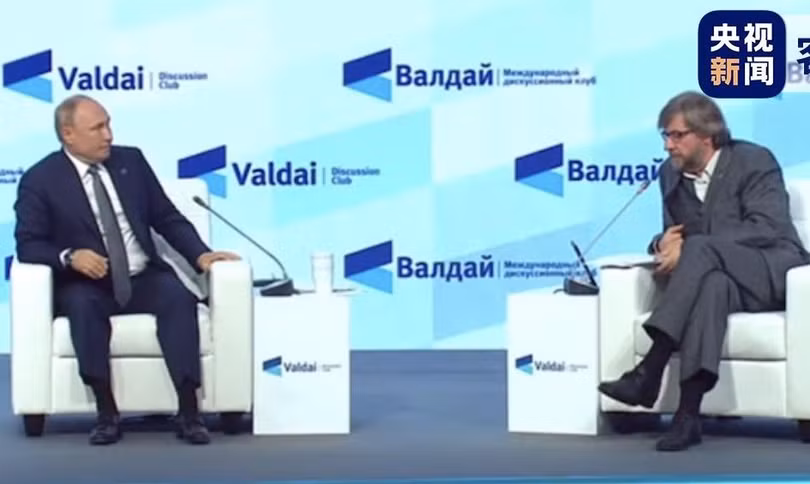 Tổng thống Nga Putin trar lời phỏng vấn về quan hệ quân sự Nga - Trung hôm 21/10 (Ảnh: CCTV).