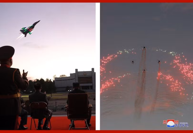 Máy bay biểu diễn tại lễ khai mạc triển lãm (Ảnh: KCNA).