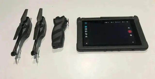 Mạng chỉ huy UAV F-100 của quân đội Mỹ với thiết bị điều khiển và 2 chiếc Blackhornet (Ảnh: QQ).