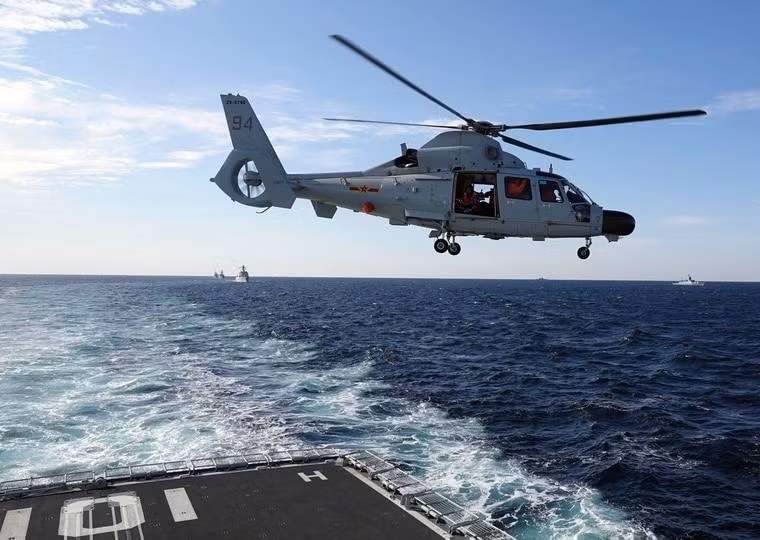 Máy bay trực thăng Trung Quốc cất cánh từ tàu khu trục (Ảnh: 6donews). Máy bay trực thăng Trung Quốc cất cánh từ tàu khu trục (Ảnh: 6donews).
