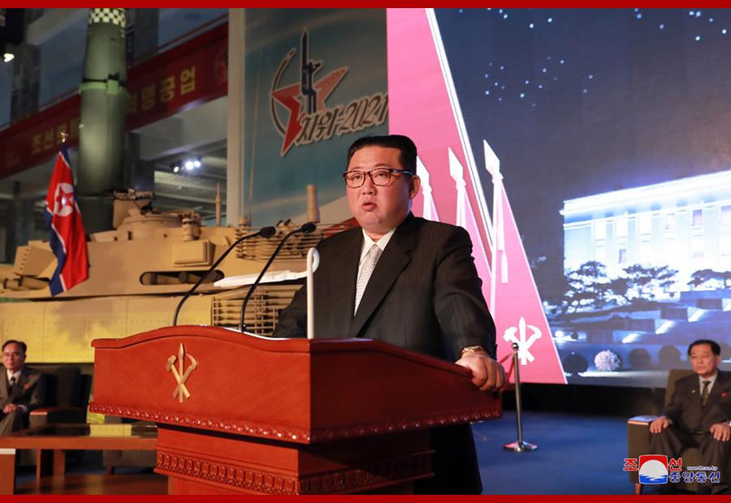 Nhà lãnh đạo Kim Jong-un phát biểu khai mạc triển lãm (Ảnh: KCNA).