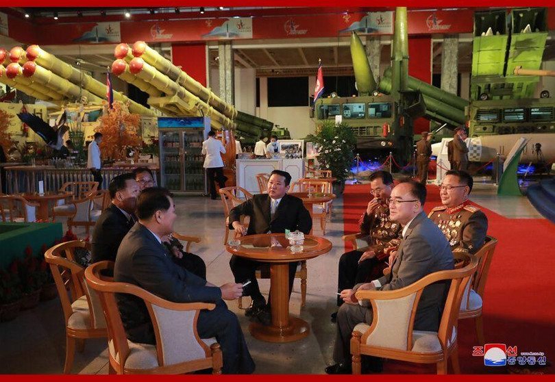 Phía sau nhà lãnh đạo Kim Jong-un là các dàn pháo phản lực tầm xa (Ảnh: KCNA).