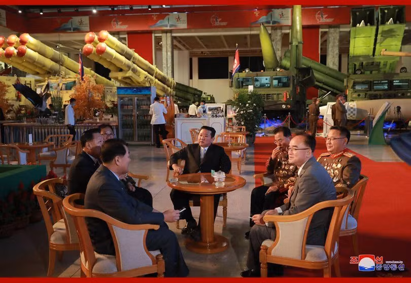 Phía sau nhà lãnh đạo Kim Jong-un là các dàn pháo phản lực tầm xa (Ảnh: KCNA).