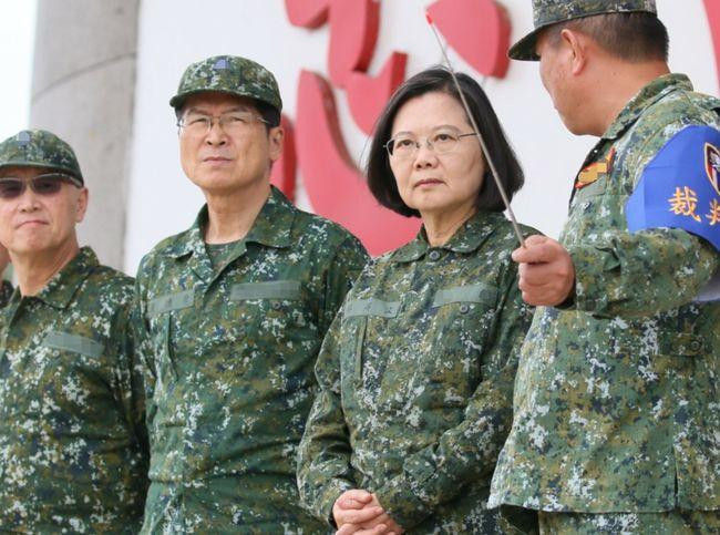 Bà Thái Anh Văn thị sát lực lượng phòng vệ Đài Loan diễn tập (Ảnh: UDN). Bà Thái Anh Văn thị sát lực lượng phòng vệ Đài Loan diễn tập (Ảnh: UDN).